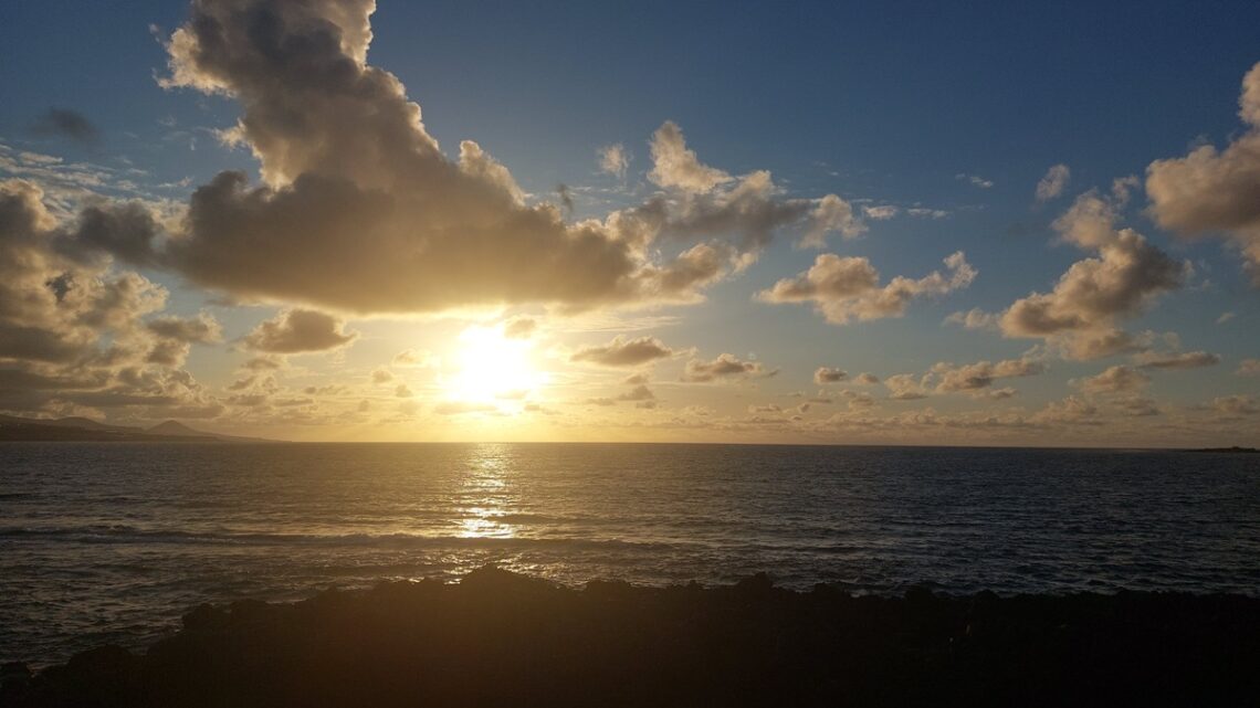 Sonnenuntergang am Las Canteras Beach als Symbol für Neubeginn