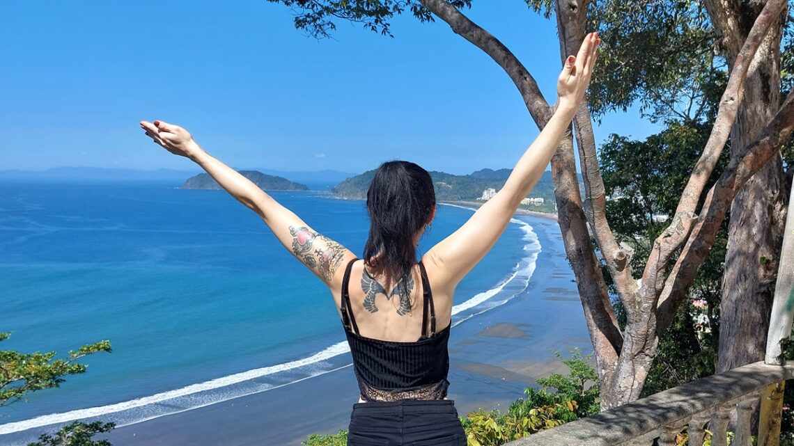 Frau reist alleine in Costa Rica (Jaco Mirador)