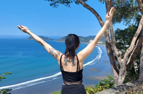 Frau reist alleine in Costa Rica (Jaco Mirador)