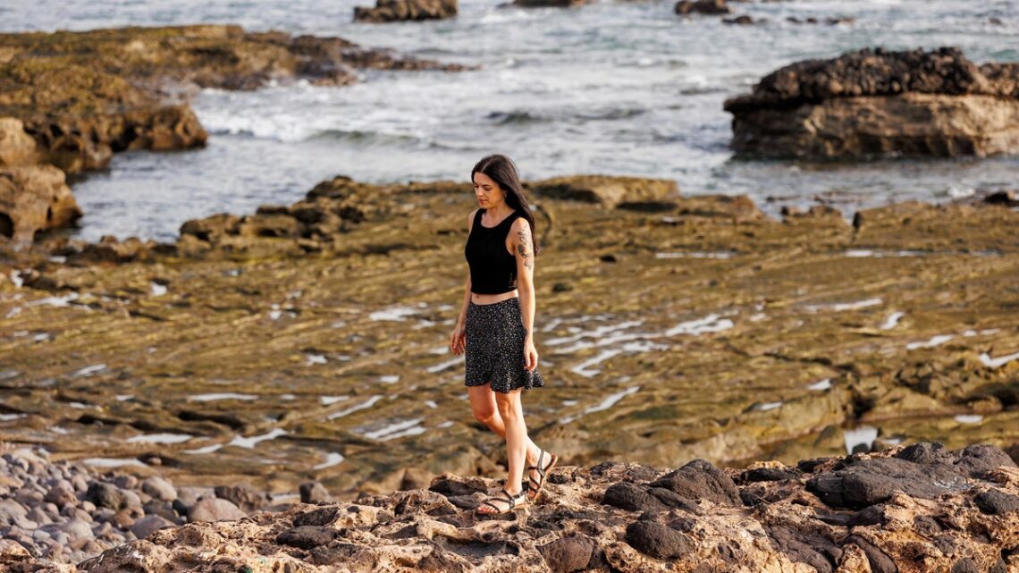 To-Want-Liste, Frau läuft am El Confital Beach (Symbolbild)