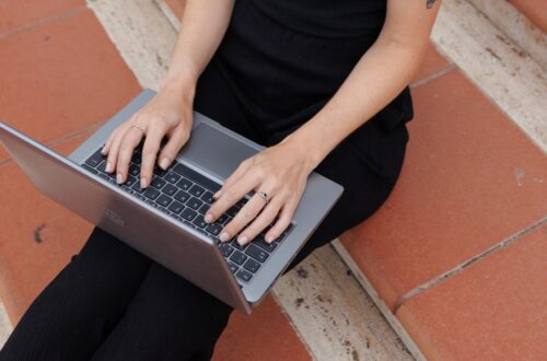 Frau arbeitet am Laptop: Symbolbild für das Überwinden von Prokrastination