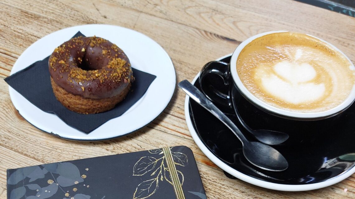 Vegane Restaurants in Las Palmas de Gran Canaria: veganer Donut & Kaffee mit Hafermilch