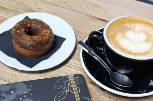 Vegane Restaurants in Las Palmas de Gran Canaria: veganer Donut & Kaffee mit Hafermilch