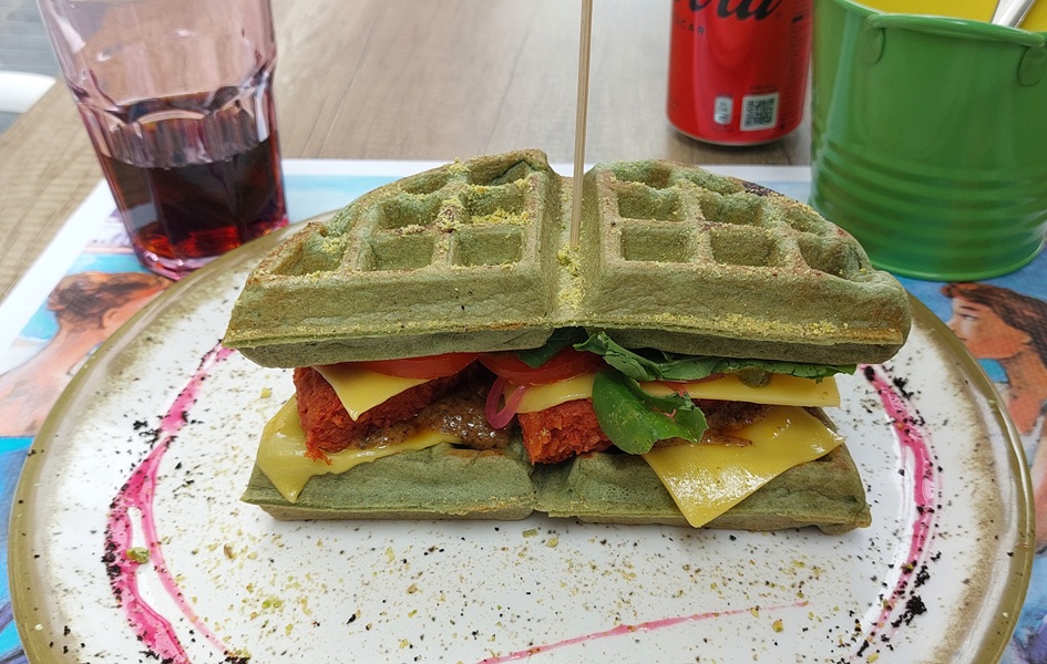 Herzhafte, vegane Waffel mit Burgerpatty und Käse bei Be happy in Las Palmas de Gran Canaria