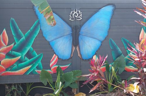 Blue Morpho Schmetterling gemalt auf einer Hauswand in Costa Rica: Symbolbild für Selbstvertrauen stärken